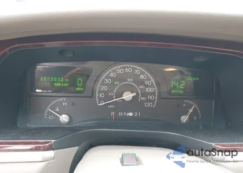 2005 Lincoln Town Car Signature Limited z USA, uszkodzony, nr VIN 1LNHM82W55Y600234